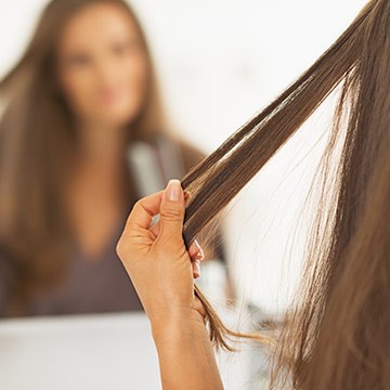 Suche włosy i przetłuszczająca się skóra głowy – jak temu zaradzić?