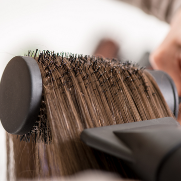 Prostowanie włosów – najlepiej na sucho!