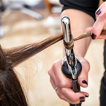 Jak kręcić włosy, by uzyskać sprężyste loki?