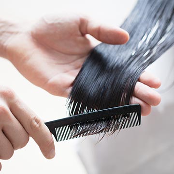 Rozczesywanie włosów po myciu – jak robić to bezpiecznie?