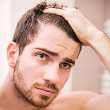 Transplantacja włosów – na czym to właściwie polega? Czy jest alternatywa?