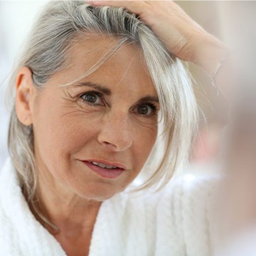 Wypadanie włosów u seniorów – czy można coś na to poradzić?